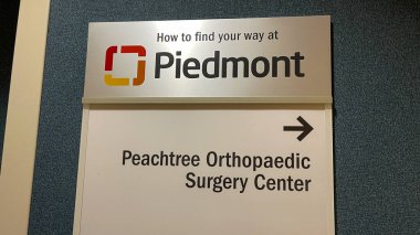 Atlanta, GA USA - 26 Mart 2021: Atlanta, GA 'daki Piedmont Hastanesi' nde Peachtree Ortopedik Cerrahi Merkezi yazan bir koridorda bir tabela.