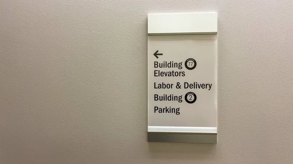 병원으로 엘리베이터 표지판 — 스톡 사진
