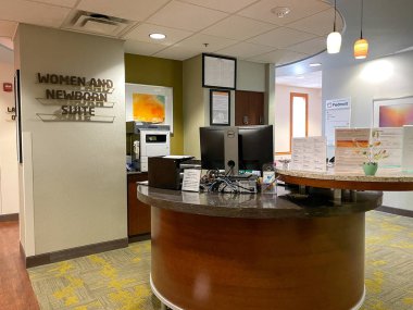 Atlanta, GA USA - 26 Mart 2021: Atlanta 'daki Piedmont Hastanesi Kadınlar ve Yeni Doğmuş Bebek Süiti için bir resepsiyon yemeği.