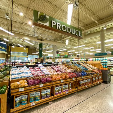 Orlando, FL USA - 15 Ocak 2020: Orlando, Florida 'daki bir Publix marketinin üretim koridoru.