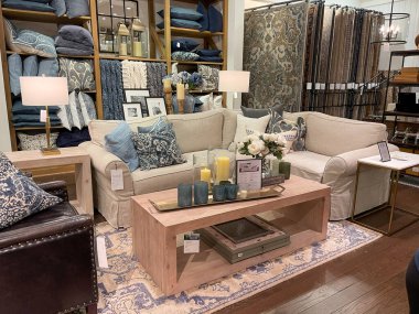 Orlando, FL USA - 4 Eylül 2021: Orlando, Florida 'daki kapalı bir alışveriş merkezindeki Pottery Barn' da kanepe ve masaların sergilenmesi.