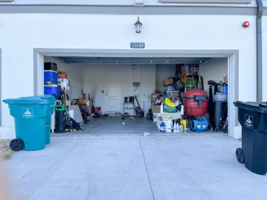 Orlando, FL USA - 3 Eylül 2021: Bir mahallede bir sürü eşyayla dolu düzensiz bir garaj.