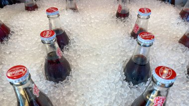 Orlando, FL USA - 10 Aralık 2019: Orlando, Florida 'da bir PDQ restoranında bir kutu buzlu Cheerwine meşrubatı. Cheerwine, Carolina İçecek Şirketi 'nin kiraz aromalı meşrubatlarından biridir.