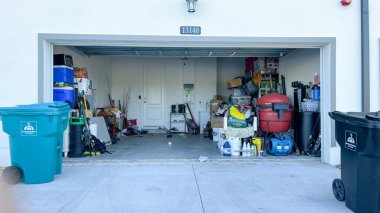 Orlando, FL USA - 3 Eylül 2021: Bir mahallede bir sürü eşyayla dolu düzensiz bir garaj.