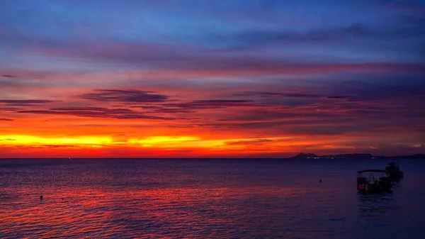 Hermosa Puesta Sol Sobre Agua Isla Caribeña Bonaire Con Barcos —  Fotos de Stock