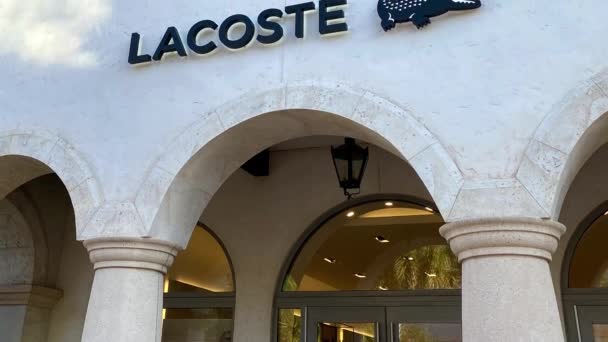 Orlando Usa Februari 2020 Panorera Upp Utsidan Lacoste Klädbutik Ett — Stockvideo