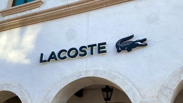 フロリダ州オーランド 2020年2月29日 屋外モールでラコステの衣料品店の外観にズームアウト — ストック動画