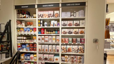 Orlando, FL USA - 9 Eylül 2021: Orlando, Florida 'daki kapalı bir alışveriş merkezindeki Williams Sonoma mağazasında kahvaltı, fırıncı kiler, pasta ve dondurma sergisi.