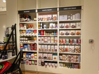 Orlando, FL USA - 9 Eylül 2021: Orlando, Florida 'daki kapalı bir alışveriş merkezindeki Williams Sonoma mağazasında kahvaltı, fırıncı kiler, pasta ve dondurma sergisi.