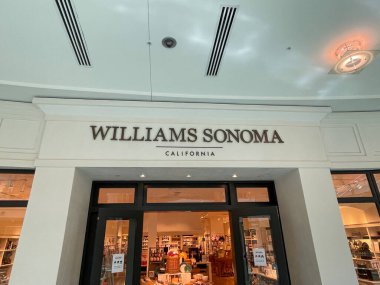 Orlando, FL USA - 9 Eylül 2021: Orlando, Florida 'daki bir kapalı alışveriş merkezinde Williams Sonoma perakende mağazasının dışı ve imzası.