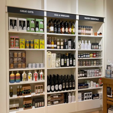 Orlando, FL USA - 9 Eylül 2021: Orlando, Florida 'daki kapalı bir alışveriş merkezindeki Williams Sonoma mağazasında hediyeler, yemek yağı, sirke ve kiler sergisi.