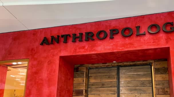 Orlando Usa Szeptember 2021 Panning Left Anthropologie Retail Store Sign — Stock videók