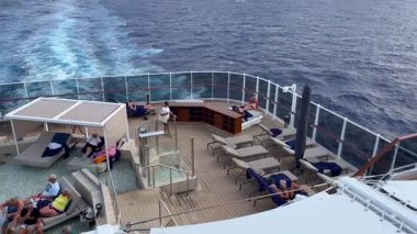 San Juan, Porto Riko - 3 Aralık 2025 Explora Seyahat Gemisi 'ndeki Atoll Havuzu.