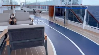 San Juan, Porto Riko - 9 Aralık 2025 Explora 1 'de bir Explora Journeys yolcu gemisinde yürüyüş pisti.