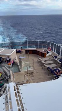 San Juan, Porto Riko - 3 Aralık 2025 Explora Seyahat Gemisi 'ndeki Atoll Havuzu.