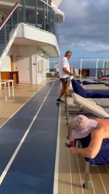 San Juan, Porto Riko - 9 Aralık 2025 Explora 1 'de bir Explora Journeys yolcu gemisinde yürüyüş pisti.