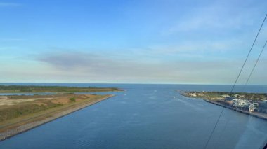 Orlando, Florida yakınlarındaki Port Canaveral 'dan denize açılan bir yolcu gemisinden kanalın okyanusa olan hava görüntüsü.