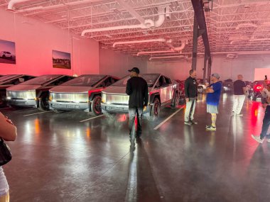 Orlando, FL USA - Aralık 18.2024: Tesla Arabaları bir galeride aranıyor.