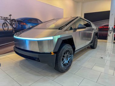 Orlando, FL USA - 19 Nisan 2025: Orlando, FL USA 'da bir araba galerisinde Tesla Cybertruck.