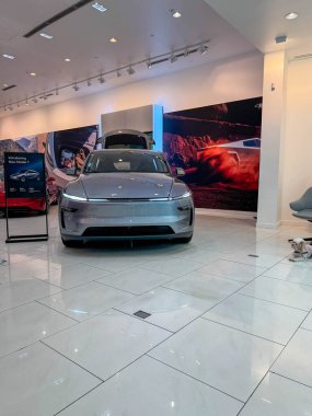 Orlando, FL USA - 19 Nisan 2025: Orlando, FL USA 'da bir otomobil galerisinde Tesla Model Y.