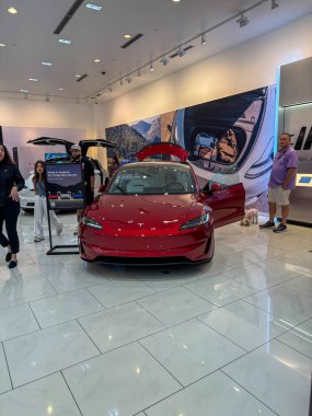 Orlando, FL USA - 19 Nisan 2025: Orlando, FL USA 'deki bir otomobil galerisinde Tesla Model 3.