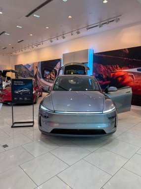 Orlando, FL USA - 19 Nisan 2025: Orlando, FL USA 'da bir otomobil galerisinde Tesla Model Y.