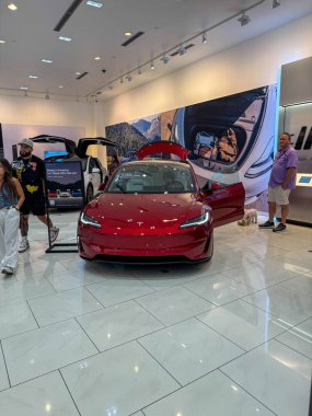 Orlando, FL USA - 19 Nisan 2025: Orlando, FL USA 'deki bir otomobil galerisinde Tesla Model 3.