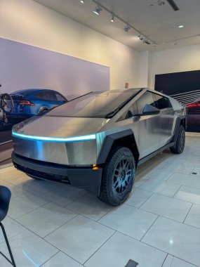 Orlando, FL USA - 19 Nisan 2025: Orlando, FL USA 'da bir araba galerisinde Tesla Cybertruck.