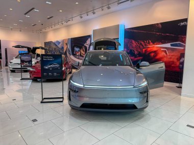 Orlando, FL USA - 19 Nisan 2025: Orlando, FL USA 'da bir otomobil galerisinde Tesla Model Y.
