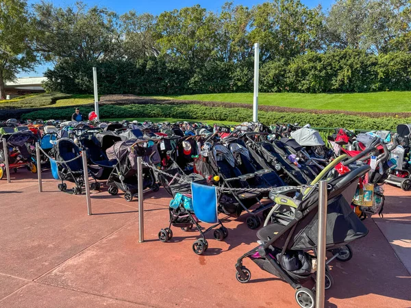 Orlando, FL USA - 9 Aralık 2024: EPCOT 'ta EPCOT' ta Disney World, Florida USA. .