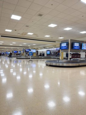 Washington DC USA - 26 Şubat 2026: Sessiz Ronald Reagan Washington Ulusal Havalimanı Bagaj Talep Alanı Boş Atlıkarınca ve Dijital İşaretli