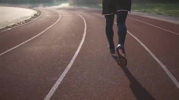 Athletic Man corredor corriendo en pista de estadio. — Vídeo de stock