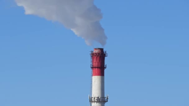 Chimenea de la central eléctrica en el cielo azul vapor blanco del tubo rojo. — Vídeos de Stock