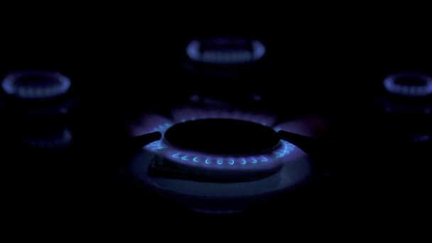 Aardgas uit de keuken gasfornuis in de donkere slow motion — Stockvideo