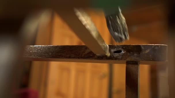 Aplicación de pegamento con un pincel sobre una silla lacada en madera vieja — Vídeo de stock