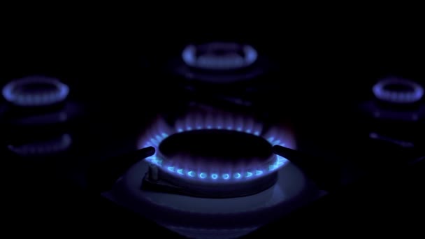 Natural burning gas from the kitchen gas stove in the dark — Stock Video