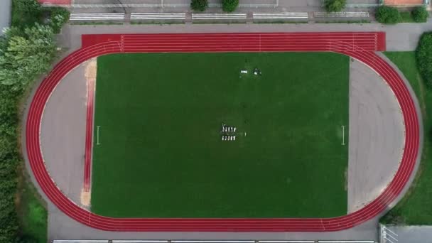 Cérémonie de sortie de mariage au stade sportif de football — Video