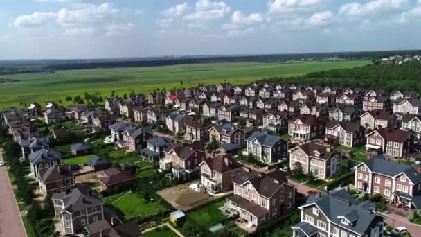 Voorstedelijke onroerend goed luchtfoto drone view. — Stockvideo