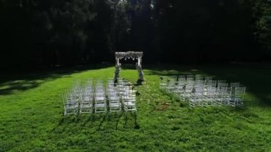 Ormanın yakınındaki çimenlikte düğün merasimi..