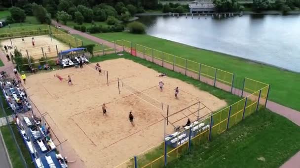 Competições de vôlei de praia na costa do lago. — Vídeo de Stock
