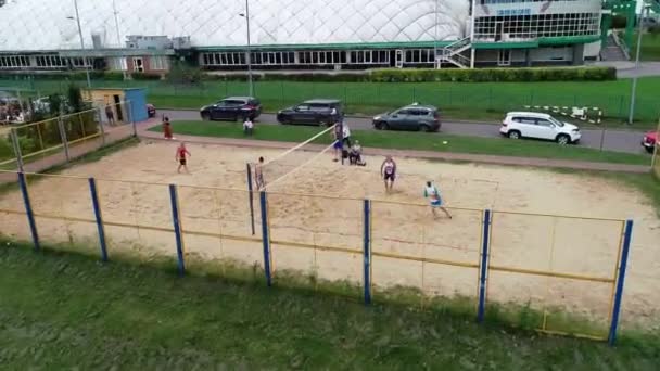 Beachvolleyball-Wettbewerbe am Seeufer. — Stockvideo