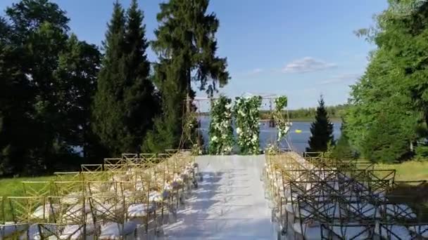 Церемонія виходу весілля на газоні біля лісу . — стокове відео
