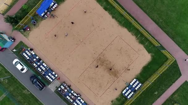 Plážový volejbal soutěže na břehu jezera. — Stock video
