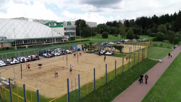 Competições de vôlei de praia na costa do lago. — Vídeo de Stock