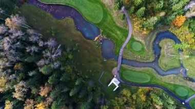 Ormanın yakınındaki golf sahasının havadan görüntüsü..