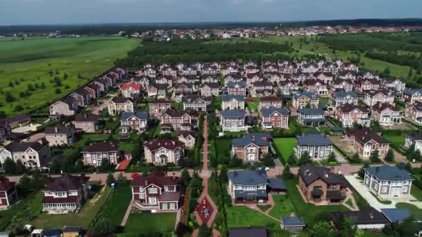 Vista aérea de drones de imóveis subúrbios. — Vídeo de Stock