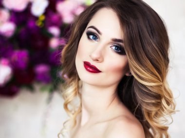 Stüdyo fantastik cr çiçeklenme muhteşem sarışın Bayan portresi