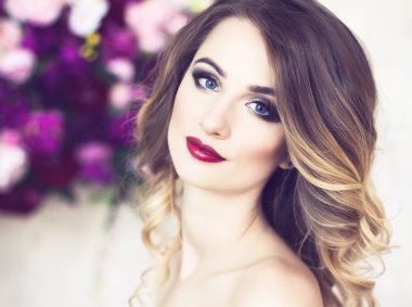 Stüdyo fantastik cr çiçeklenme muhteşem sarışın Bayan portresi