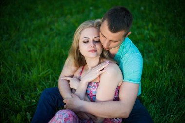 Mutlu çiftimiz parkta kameraya gülümseyen. Mükemmel saç ve