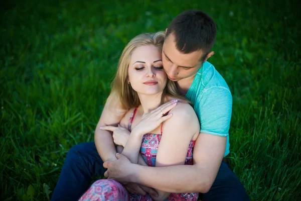 Um casal feliz a sorrir para a câmara do parque. Cabelo perfeito e — Fotografia de Stock